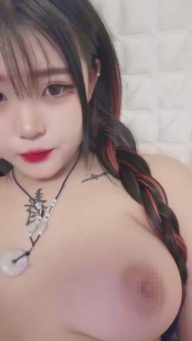 腿上蛇纹身婴儿肥肉嘟嘟02年萌妹童颜大奶吊带黑丝掰穴特 图 04