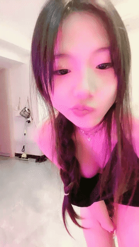 清纯亮丽小学妹 伤心的年糕 会脱衣秀 在双道具自慰喷水 图 01