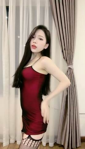 颜值极品女神近期下海性感尤物包臀裙吊带网袜扭腰摆臀… 图 01