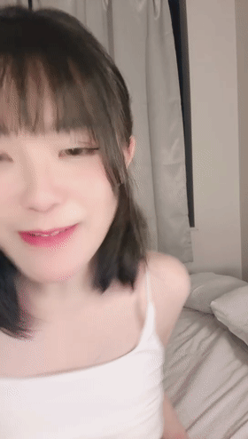 ⚫️女模下海~ 不给你吃小饼干 嘴唇超级性感~无敌大奶子 图 01