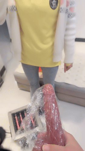 剧情演绎】美团上买了个假阳具 女外卖员送货上门进行勾引，直接推到一顿狂艹内射