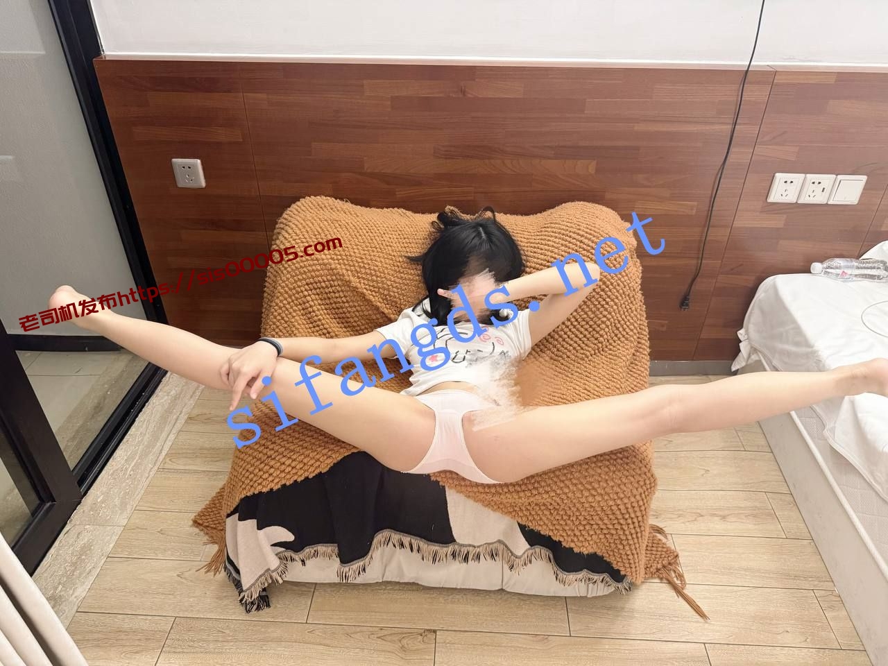 深圳一字马萝莉舞蹈生【鱼呼呼】付费福利，嫩爆了