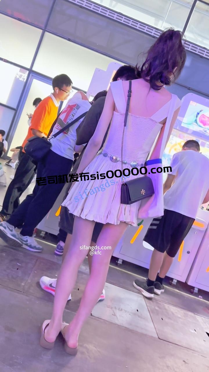 【KFC】女主播直播和大哥互动·一直在笑没发现裙下被CD漏毛