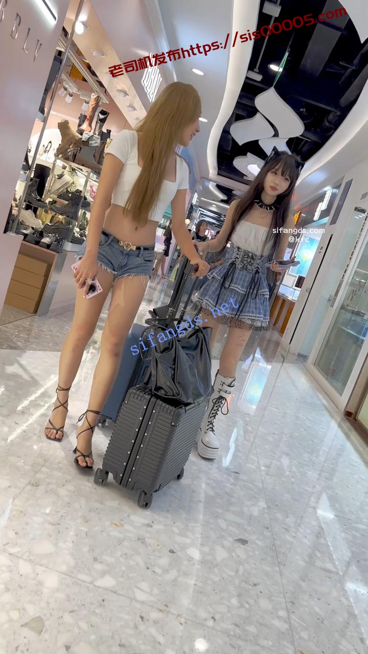 KFC 女大开学不去学校逛街·一个骚·一个萌妹·粉色内前后CD 图 04