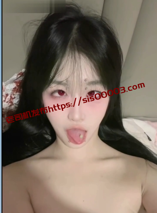 反差纹身露脸小母狗！撕开透明黑丝，漏出小奶子，凑到镜头面前假鸡巴插嫩逼！舌钉诱惑！1V128M