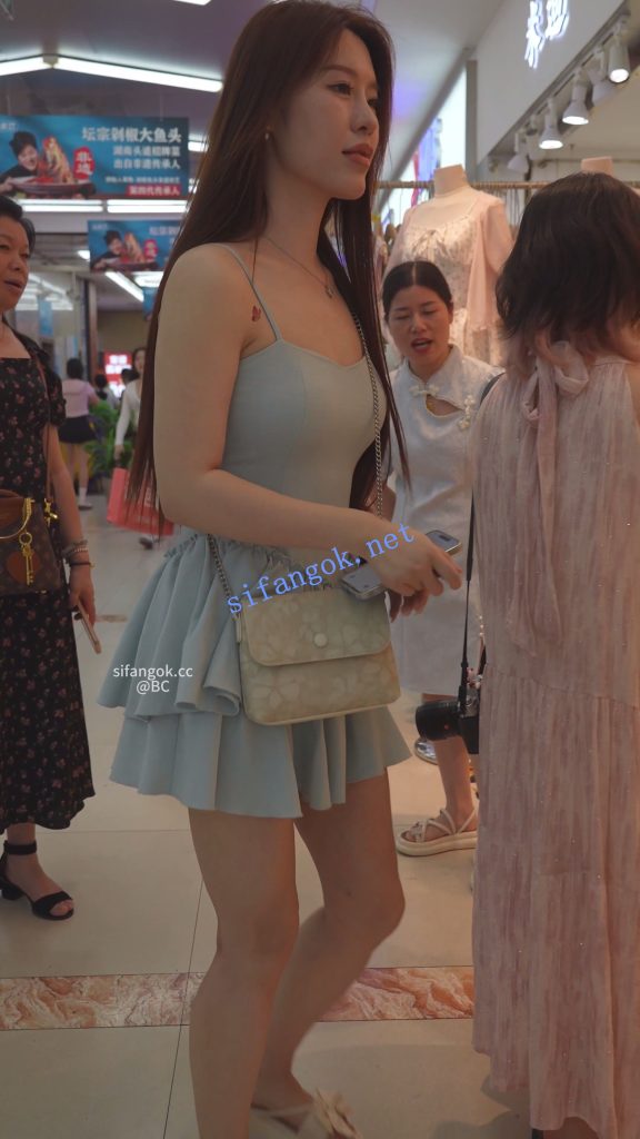(BC-SSS-108)气质美女短裙逛街..服装店换了裙子又被拍微透白内【1V】【1.04G】
