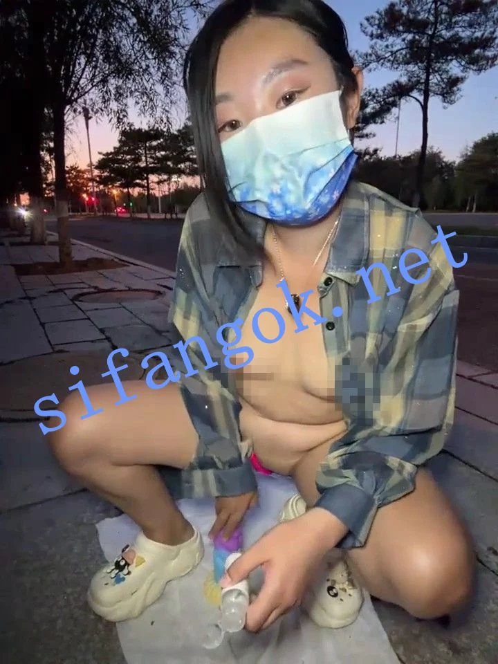 ☛ST开票 shaovu 顶级骚货户外车来车往真空抽插喷水 图 06
