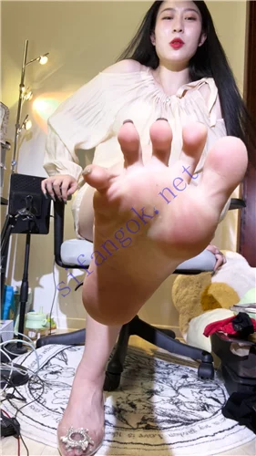 快手骚骚御姐 S级翘臀 丝足福利 骚臭大汗脚踩鸡掰臀骚叫 图 03