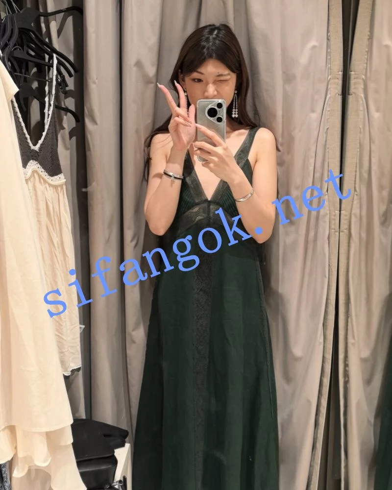 高贵反差美女花衬衫被按头深喉穴口湿亮特写,真实感拉满 图 09