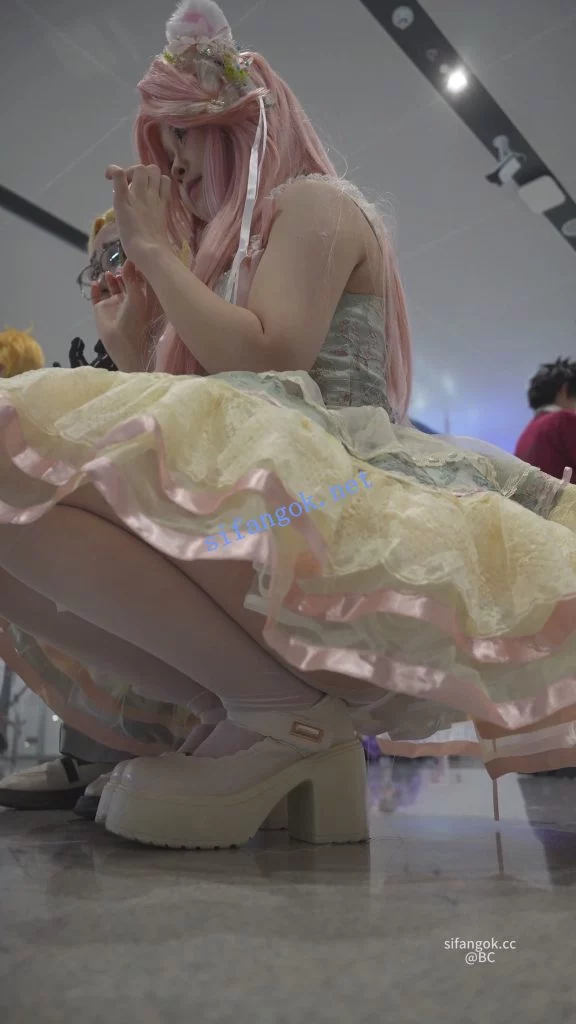 (BC-SSS-120)极品蕾丝裙猫耳美女..透明白丝蹲地上屁股贴镜头